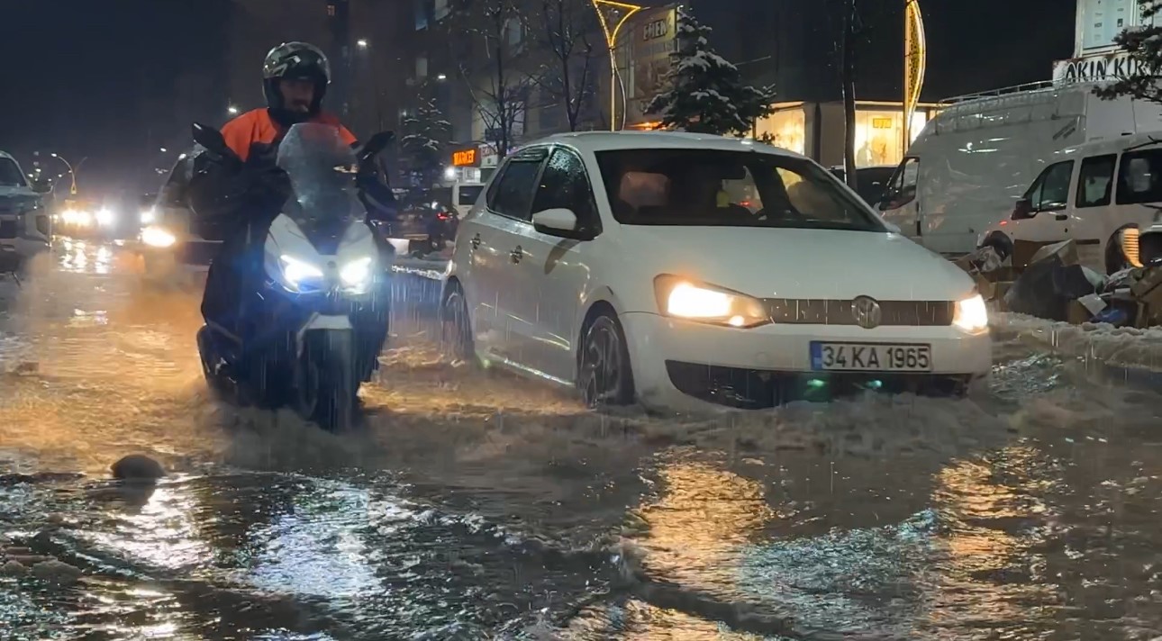 Y&uuml;ksekova&rsquo;da caddeler g&ouml;le d&ouml;nd&uuml;, otomobiller adeta suda y&uuml;zd&uuml;
