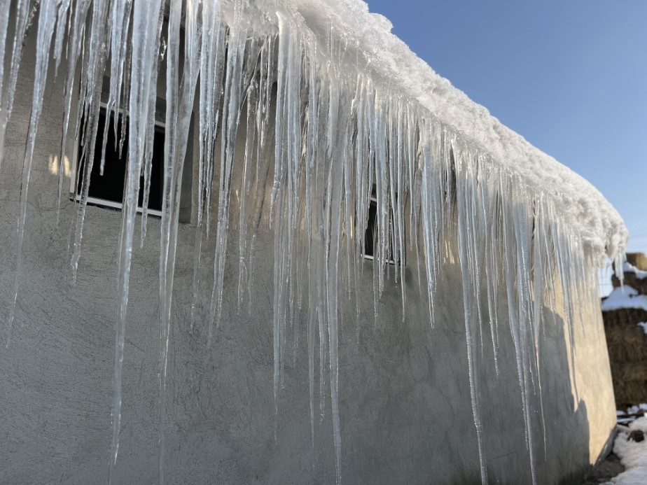 Kars eksi 15&rsquo;i g&ouml;rd&uuml;: &Ccedil;atılarda 3 metrelik buz sarkıtları oluştu