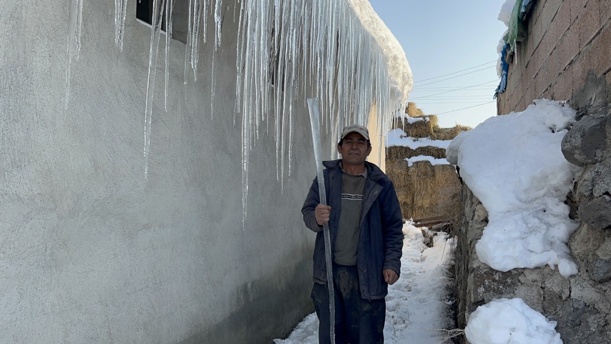 Kars eksi 15&rsquo;i g&ouml;rd&uuml;: &Ccedil;atılarda 3 metrelik buz sarkıtları oluştu