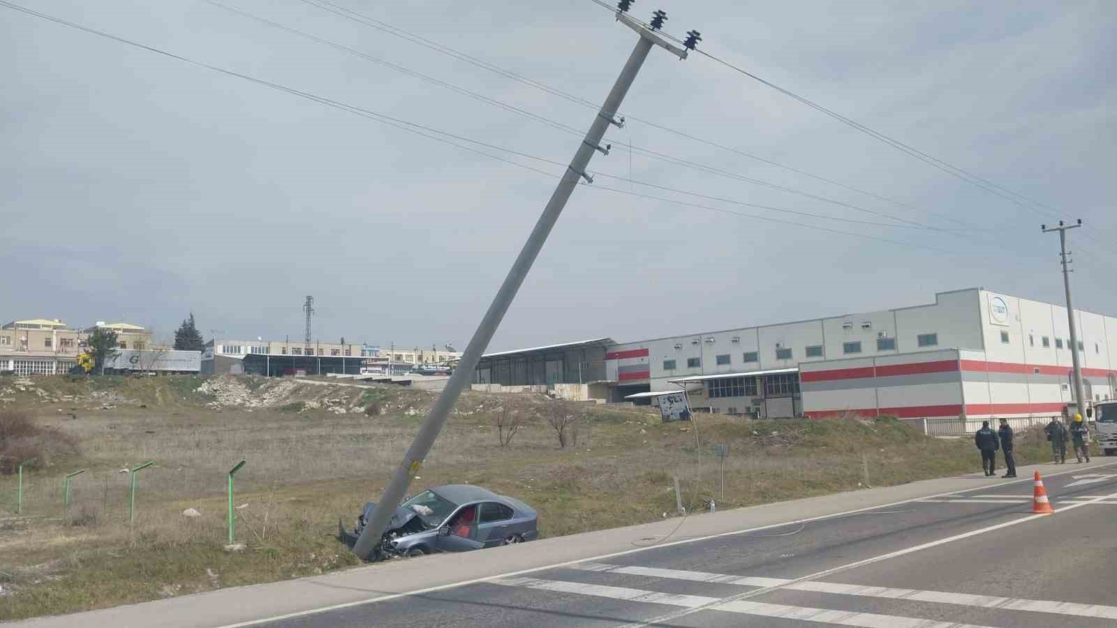Tavşanlı&rsquo;da otomobil elektrik direğine &ccedil;arptı: 1 yaralı
