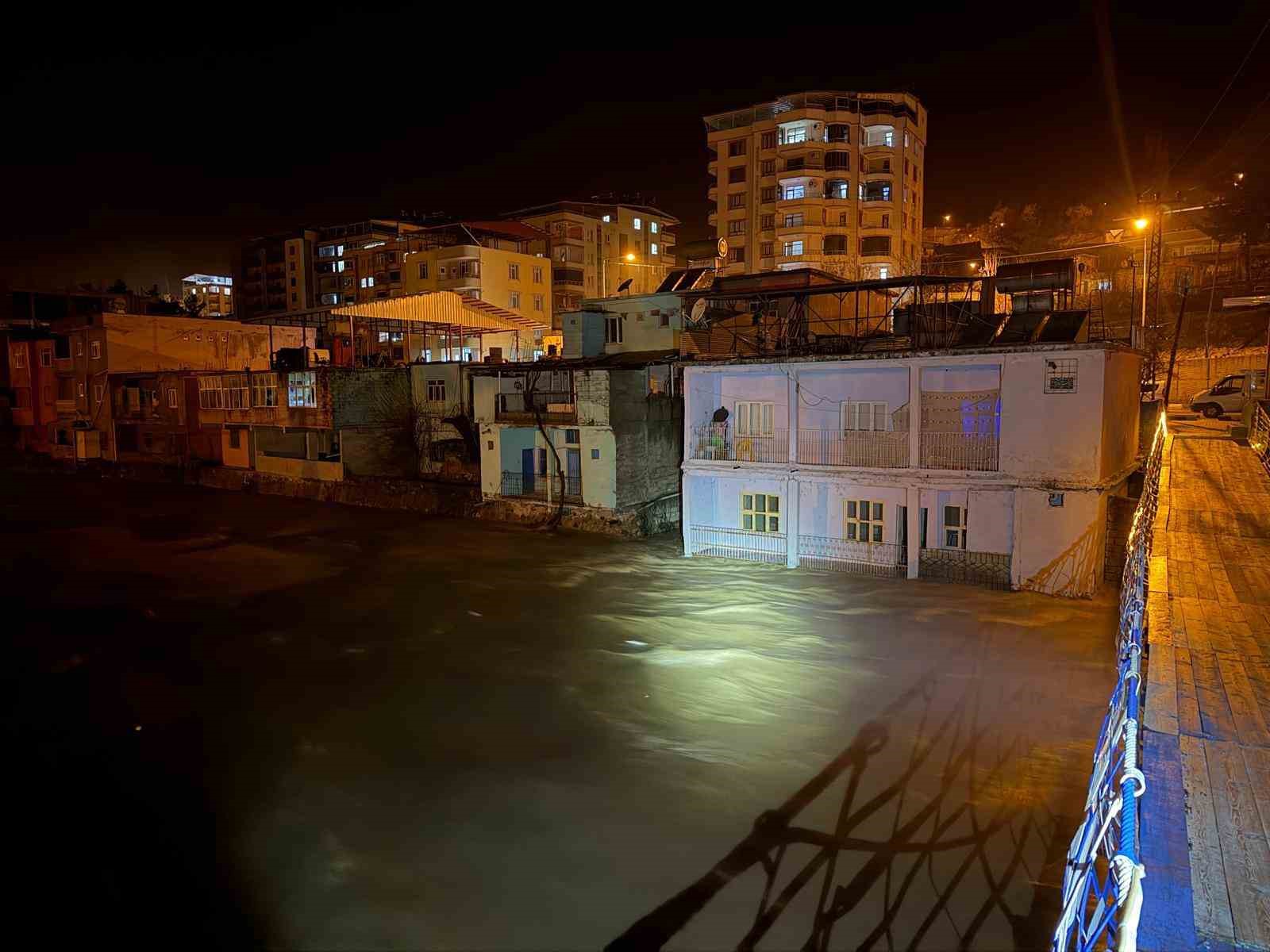 Bitlis &Ccedil;ayının su seviyesi arttı, Baykan&rsquo;da tedbir alındı
