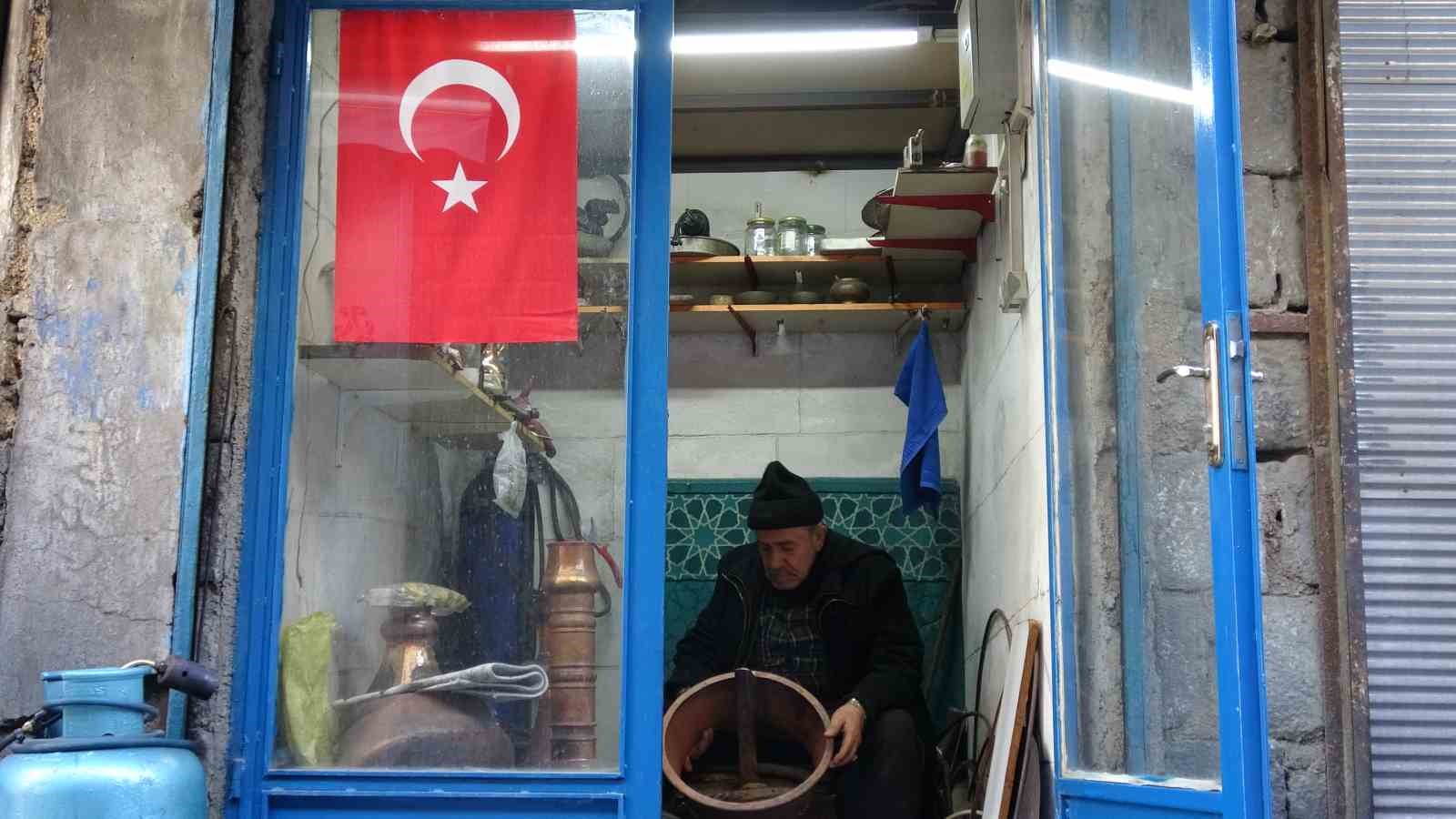 Gaziantep&rsquo;in en yaşlı bakır ustası
