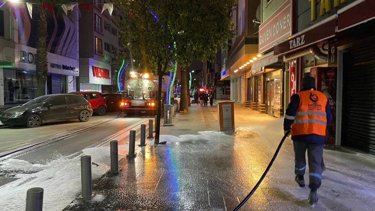 Çayırova’da bayram öncesi cadde ve sokaklar yıkanıyor