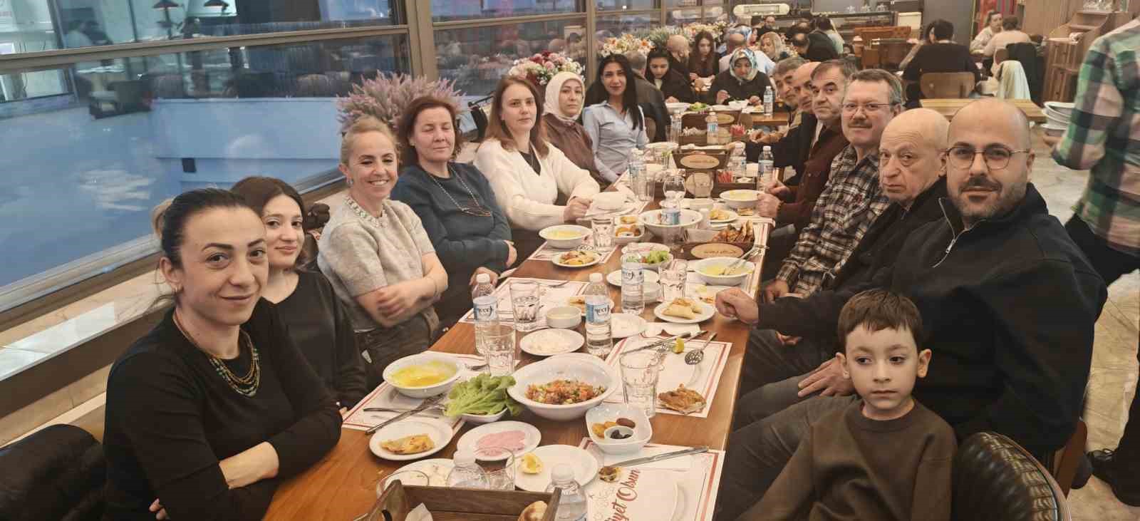 Eskişehir&rsquo;de s&uuml;r&uuml;c&uuml; kursu &ouml;ğretmen ve personeli geleneksel iftar yemeğinde buluştu
