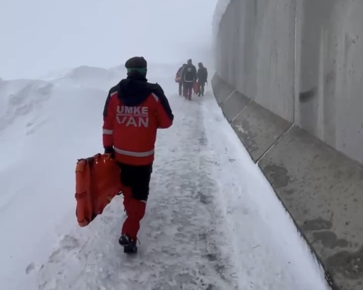 Başkale’de hipotermi şüphesi olan 2 göçmen kurtarıldı