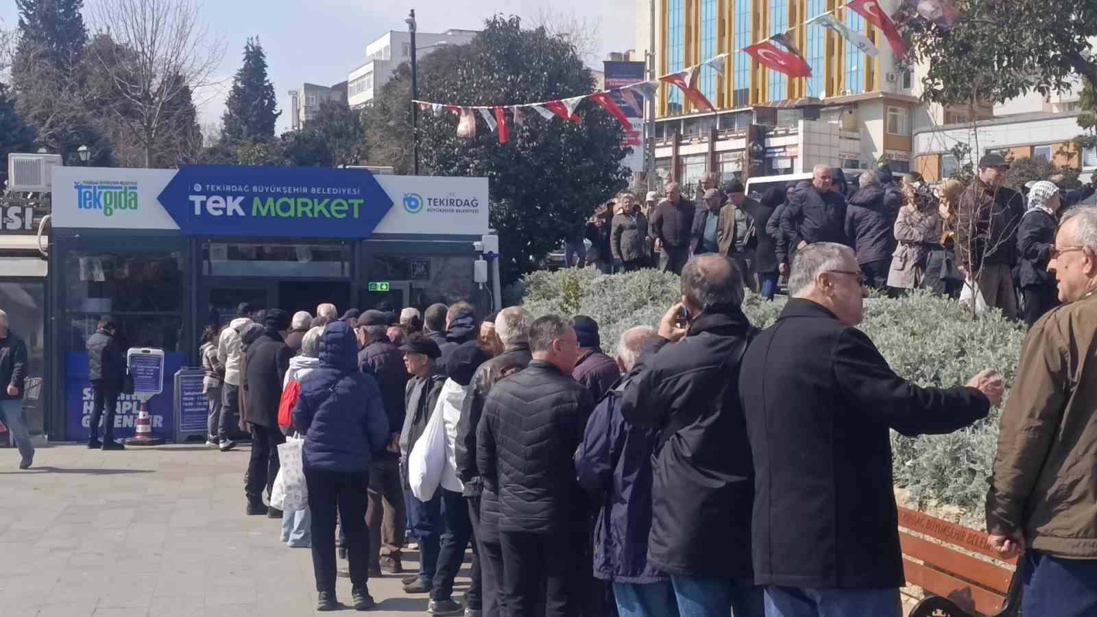 Tekirdağ&rsquo;da bayram alışverişi kuyruğu: Ucuz ete metrelerce sıra oluştu
