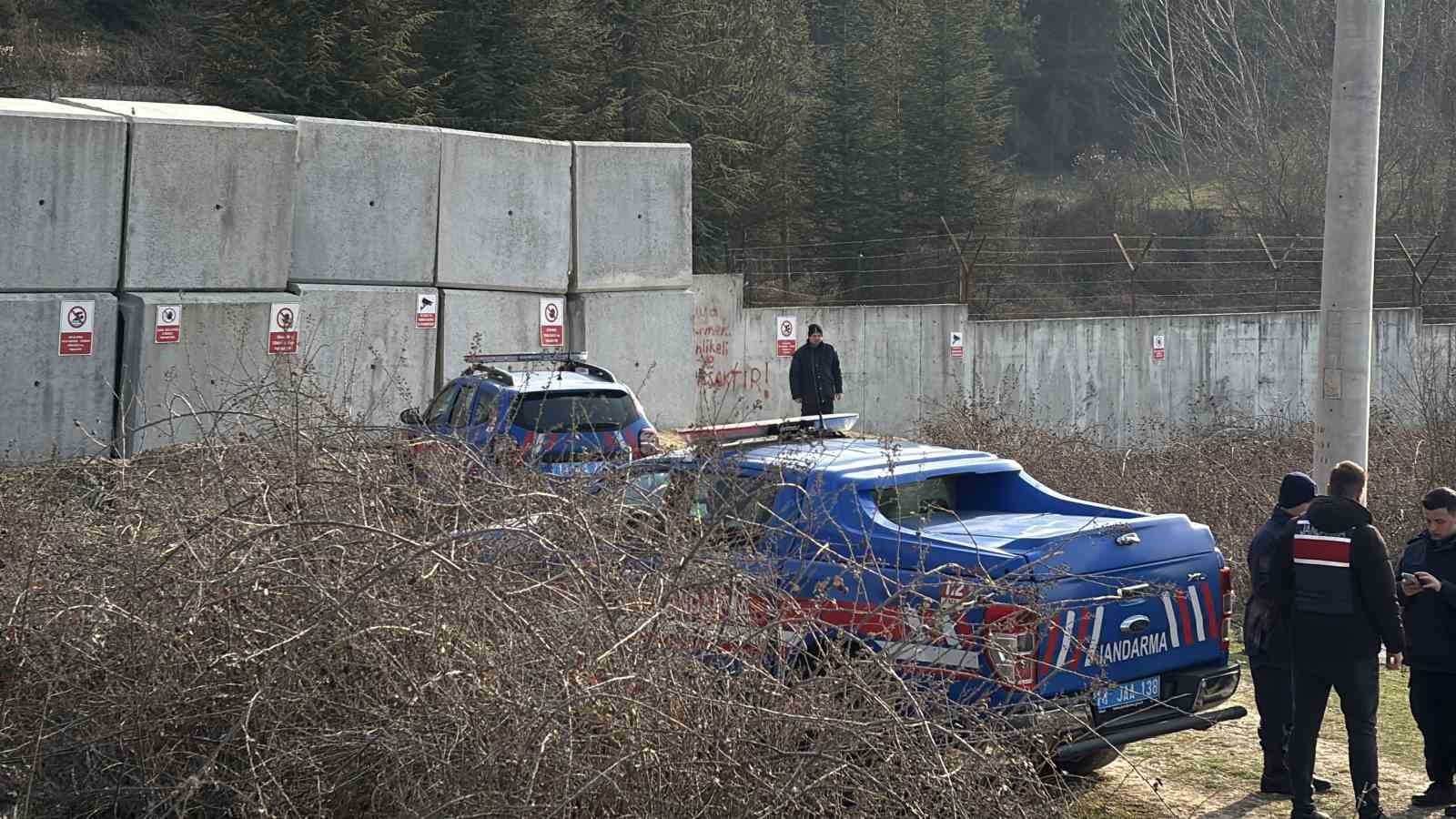 Bolu&rsquo;da girilmesi yasak olan g&ouml;lette 13 yaşındaki &ccedil;ocuk boğulma tehlikesi ge&ccedil;irdi
