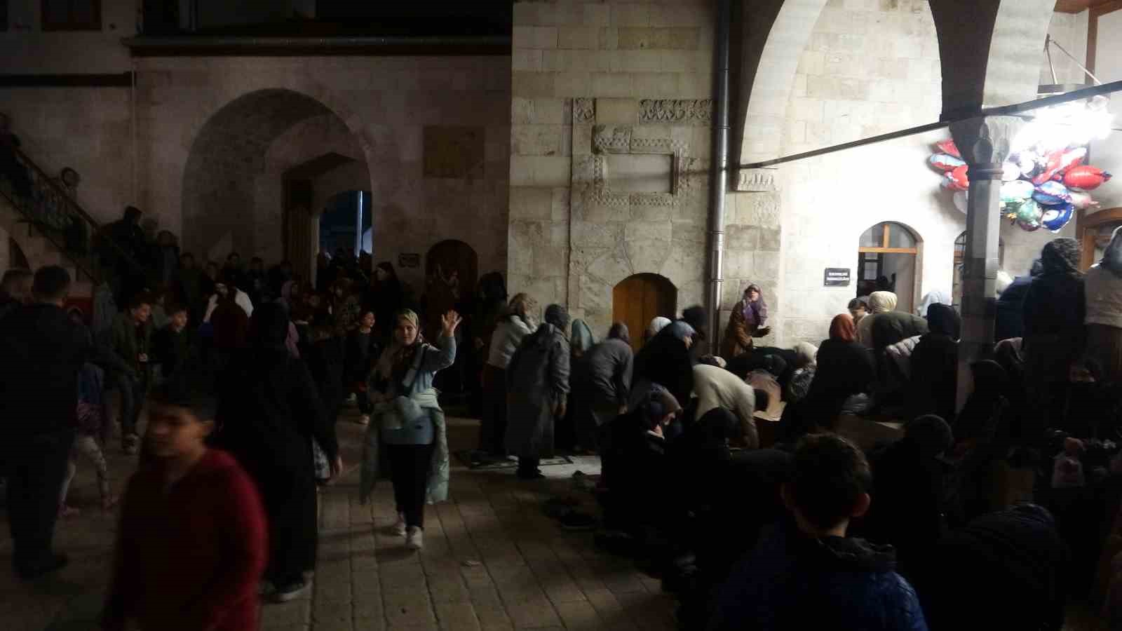 Depremin ardından yeniden inşa edilen Habibi Neccar Camii, Kadir Gecesi&rsquo;nde vatandaşların akınına uğradı

