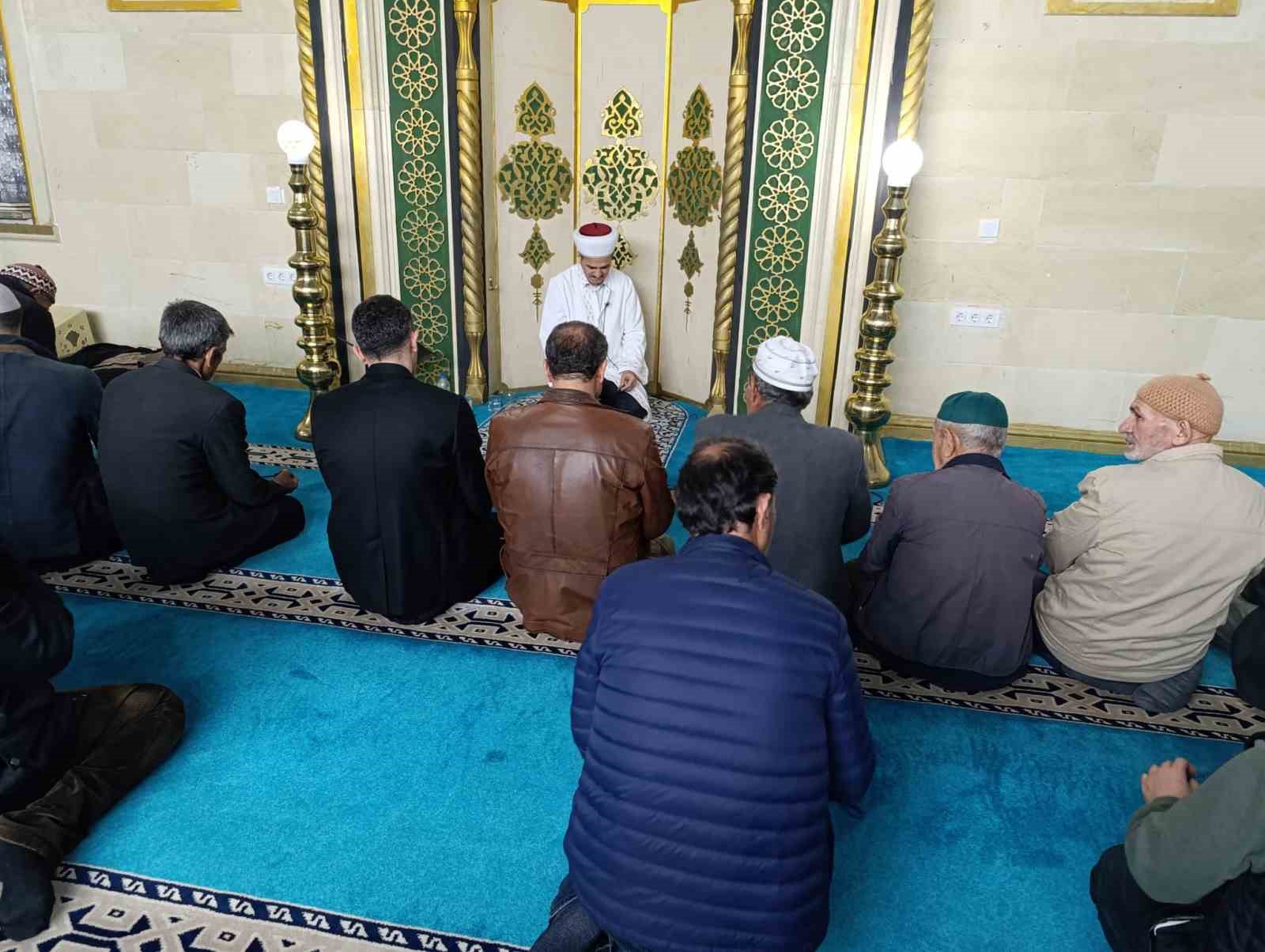 Selendi’de Kadir Gecesi’nde camiler dolup taştı