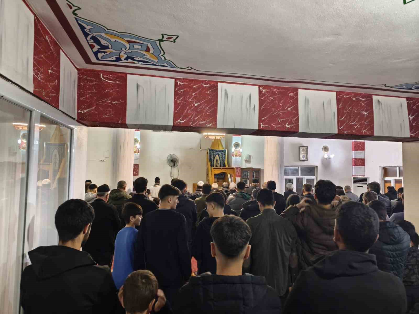 Dicle&rsquo;de Kadir gecesi dualarla idrak edildi
