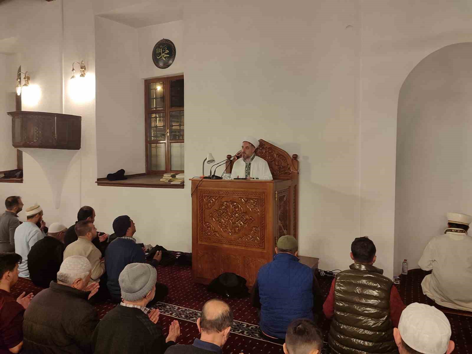 Kadir Gecesi huşu i&ccedil;inde idrak edildi
