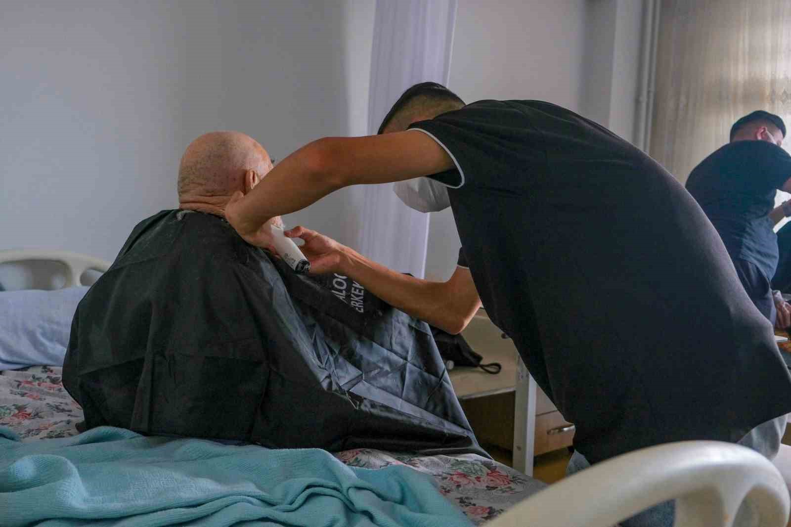 Uşak Belediyesi yaptığı sosyal yardımlar ve sağladığı desteklerle g&ouml;n&uuml;lleri kazanıyor
