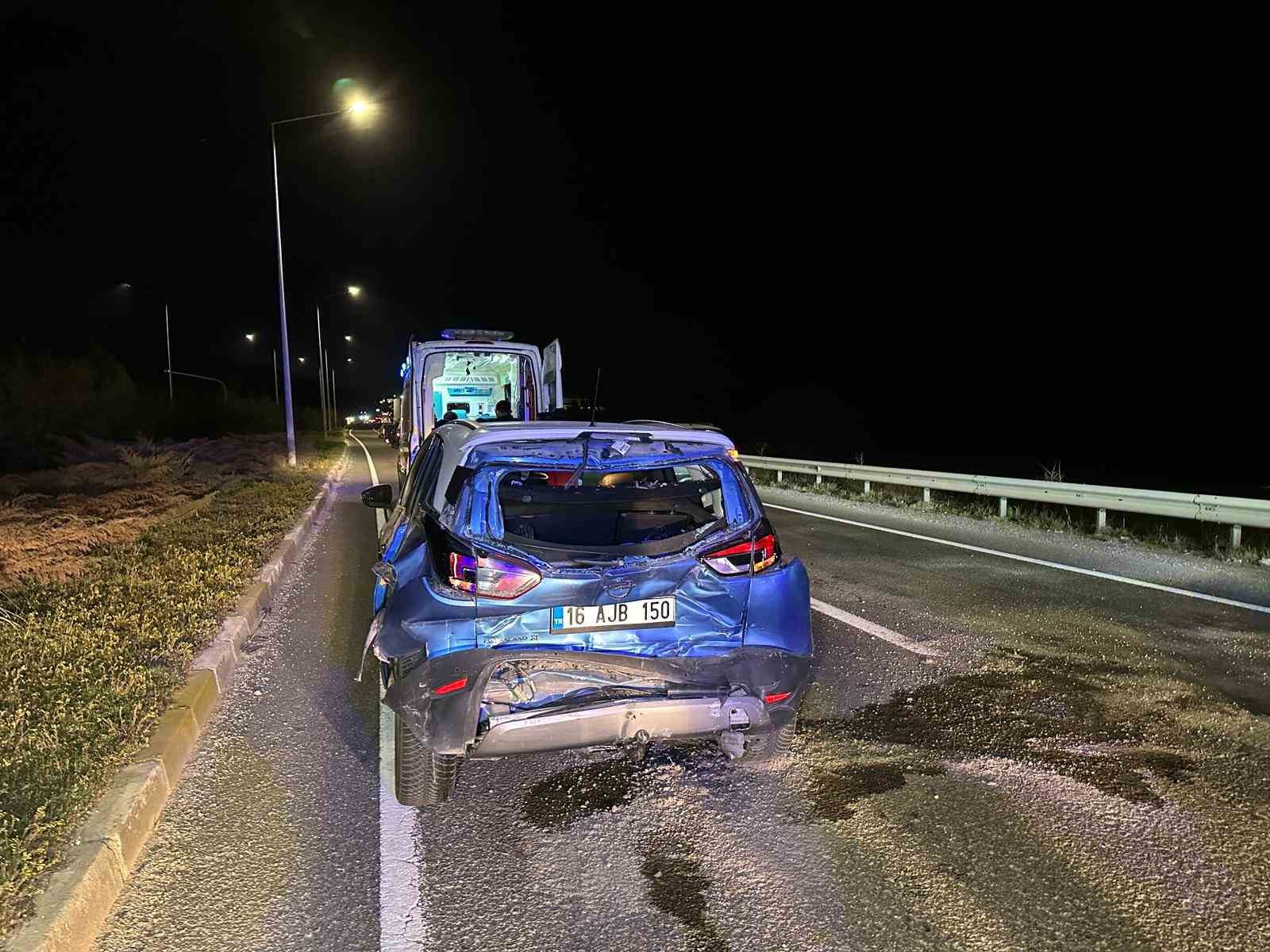 Uşak&rsquo;ta tır ile otomobilin &ccedil;arpışması sonucu aynı aileden 4 kişi yaralandı
