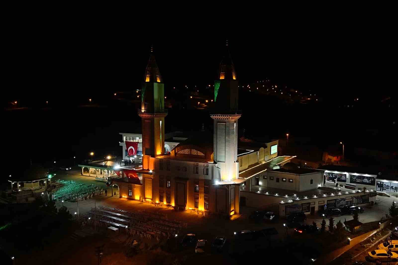Kadir Gecesi&rsquo;nde kutsal emanetlerin sergilendiği k&uuml;lliyeye yoğun ilgi
