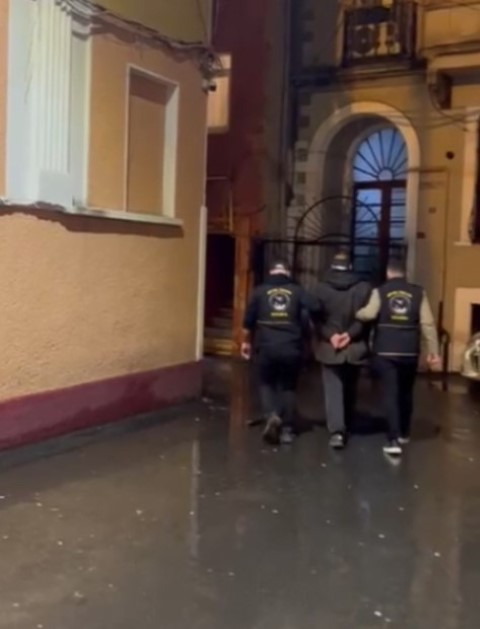 Beyoğlu’nda parkta düşürülen telefonu çaldı, o anlar kamerada