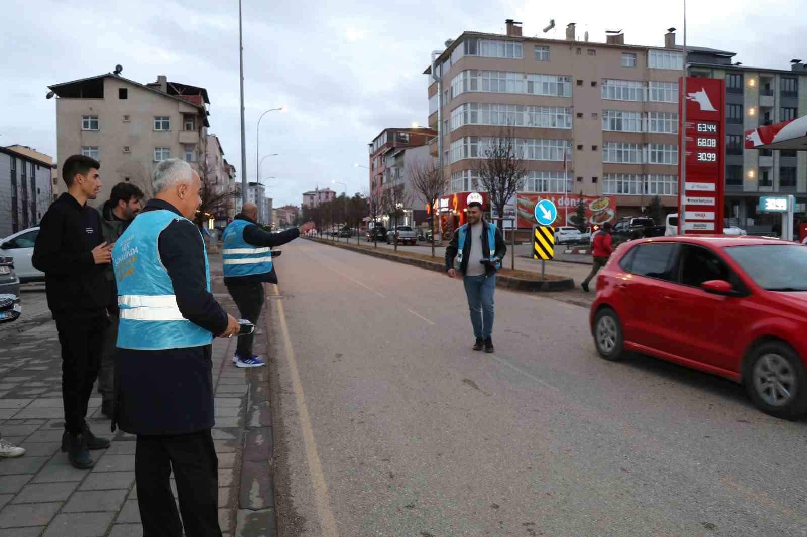 İftar vakti yolda olan s&uuml;r&uuml;c&uuml;lere iftarlık dağıttılar
