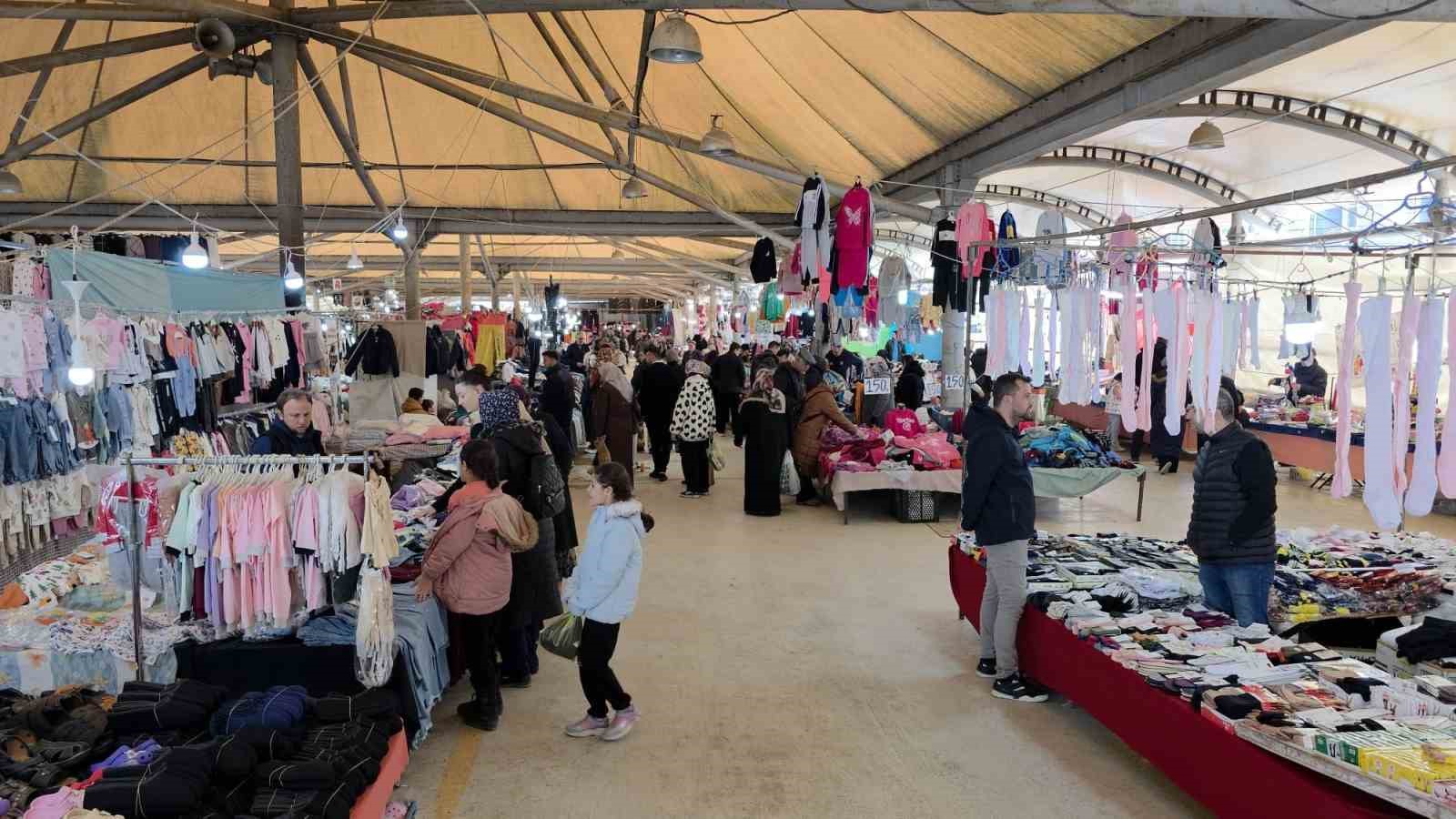 Kütahya’da kıyafet pazarı vatandaşların akınına uğruyor