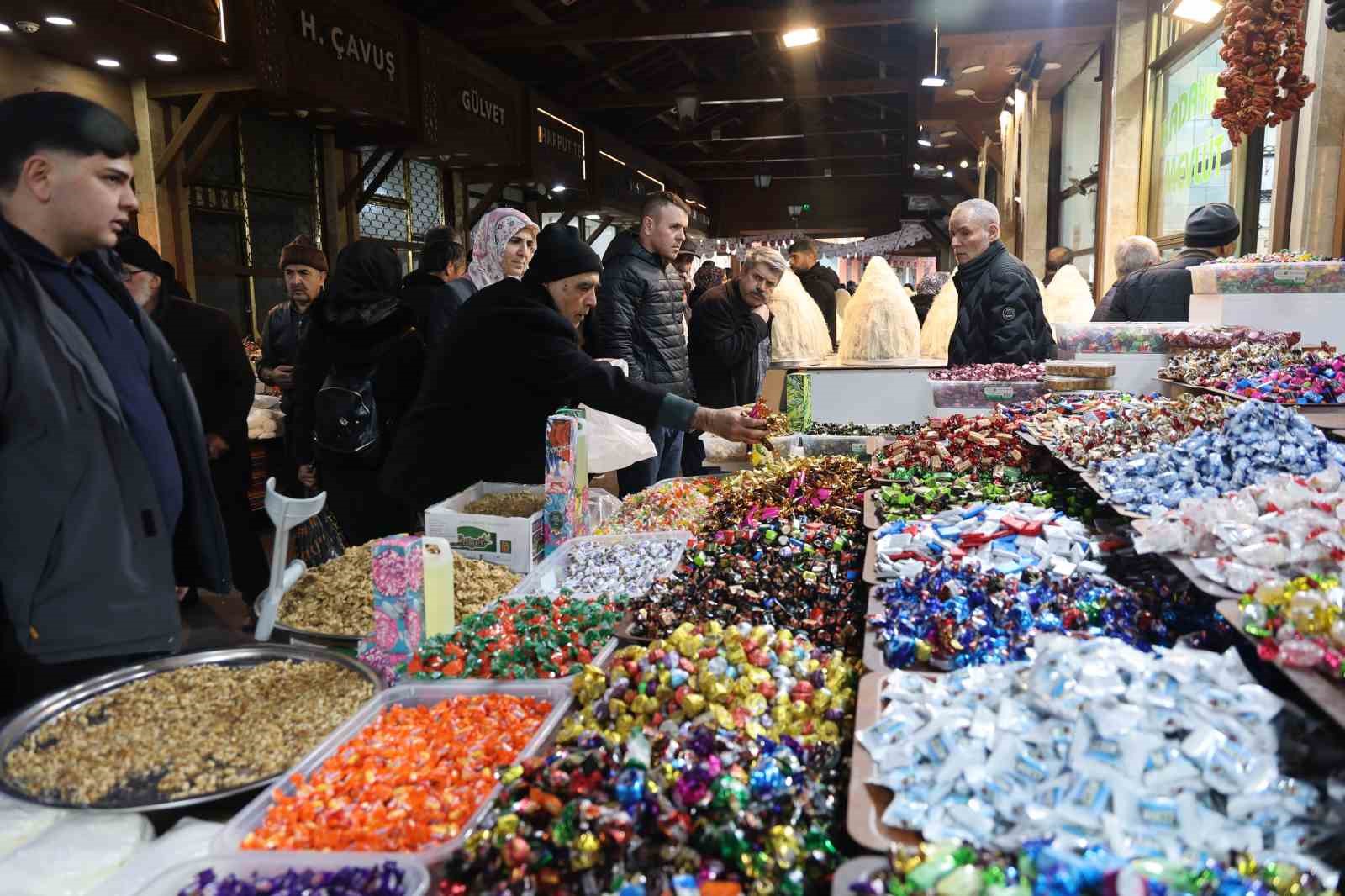 Elazığ&rsquo;da bayram şekerleri tezgahlardaki yerini aldı
