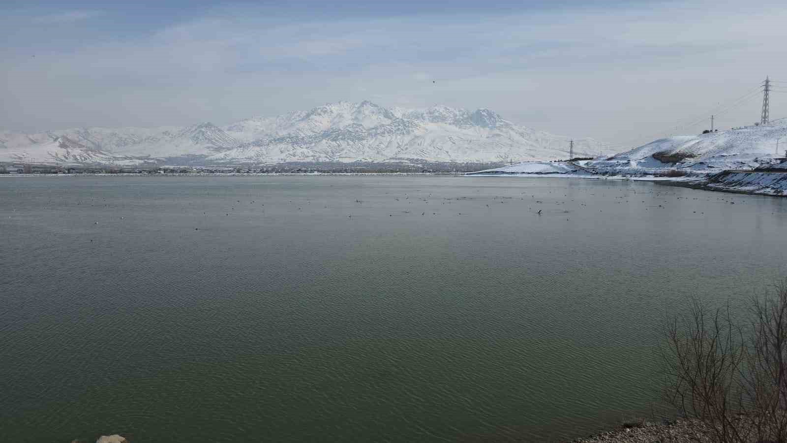 Bahar y&uuml;z&uuml;n&uuml; g&ouml;sterdi: Sıhke G&ouml;leti&rsquo;nin buzları tamamen &ccedil;&ouml;z&uuml;ld&uuml;
