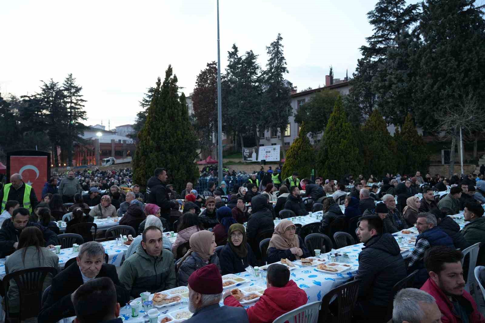 Bilecik&rsquo;te iftar sevinci Cumhuriyet Meydanı&rsquo;nda yaşandı
