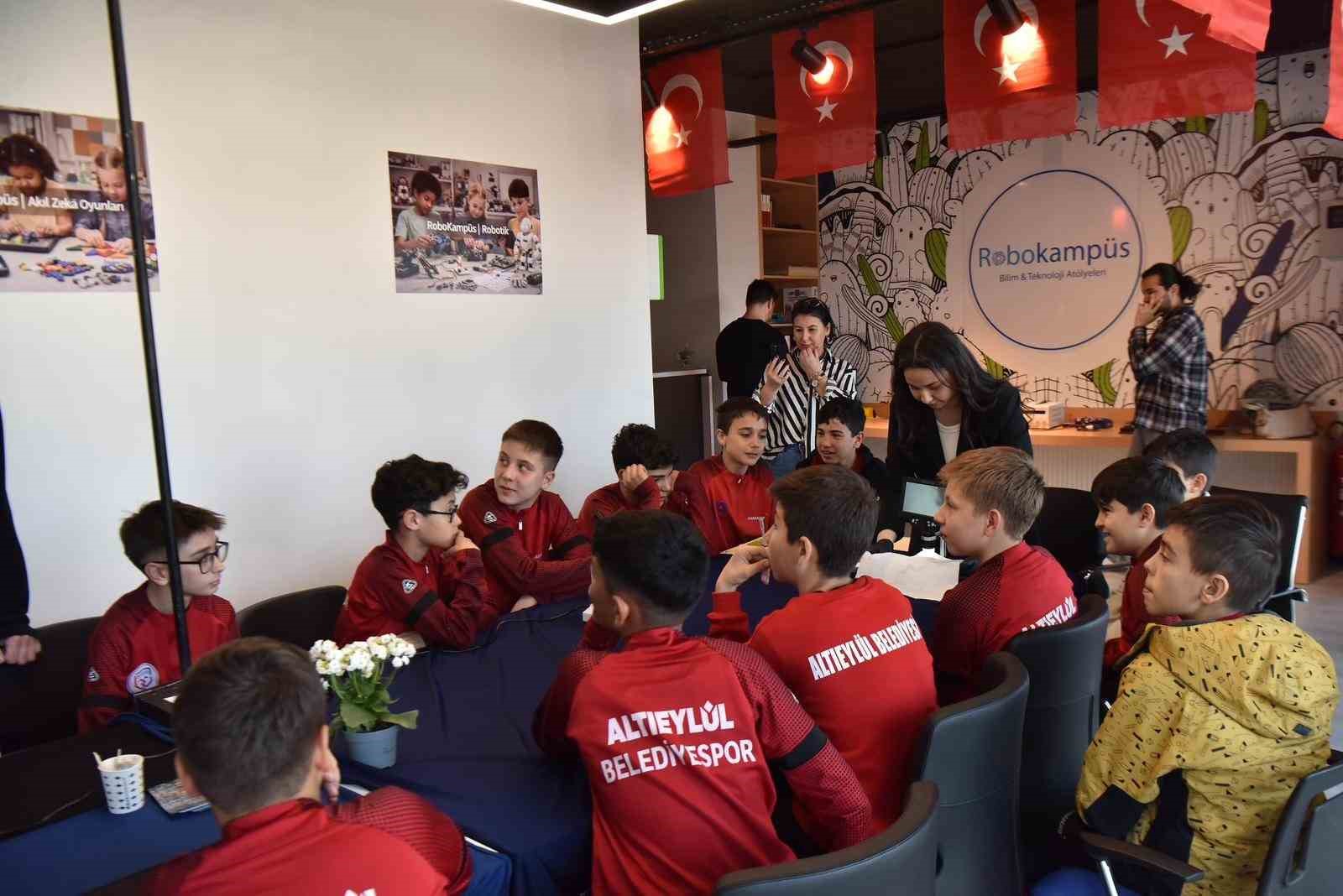 Altıeyl&uuml;l Belediyesporun sporcuları bilim d&uuml;nyasını keşfetti
