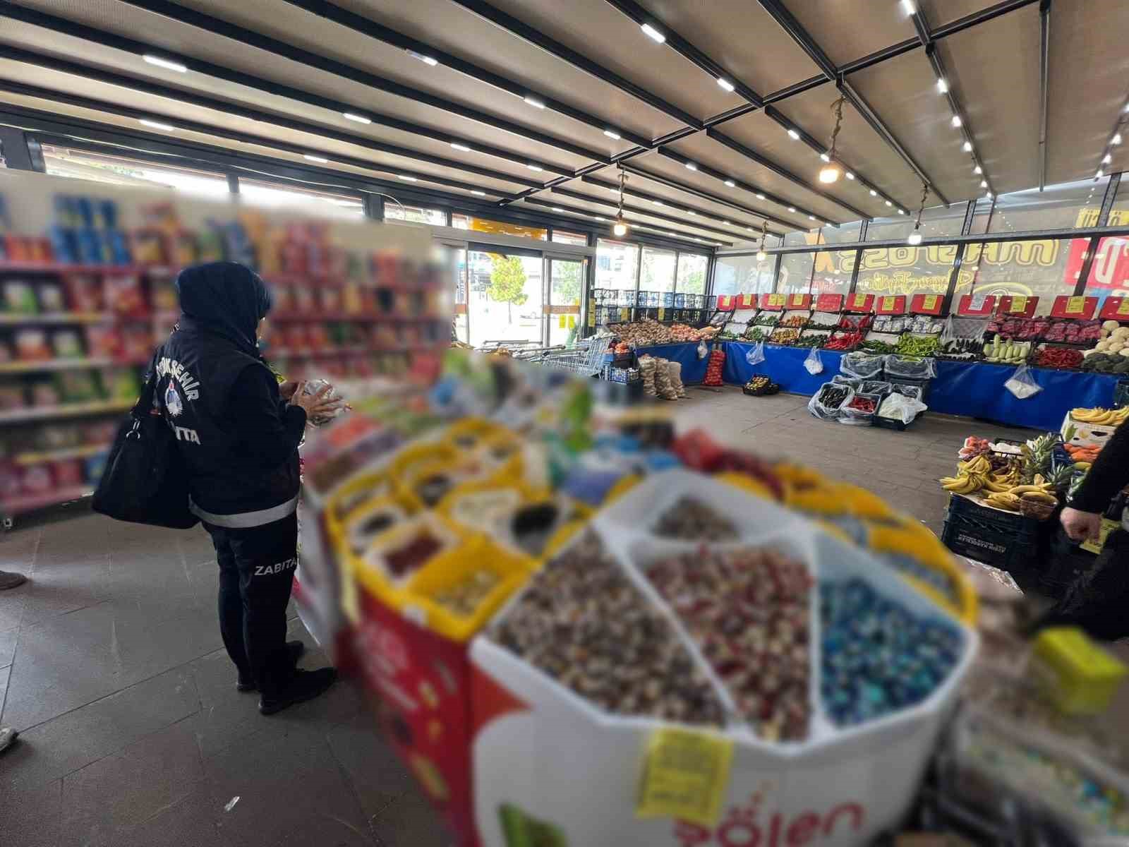 Diyarbakır&rsquo;da bayram denetimi: 2 ton bozuk gıda &uuml;r&uuml;ne el konuldu
