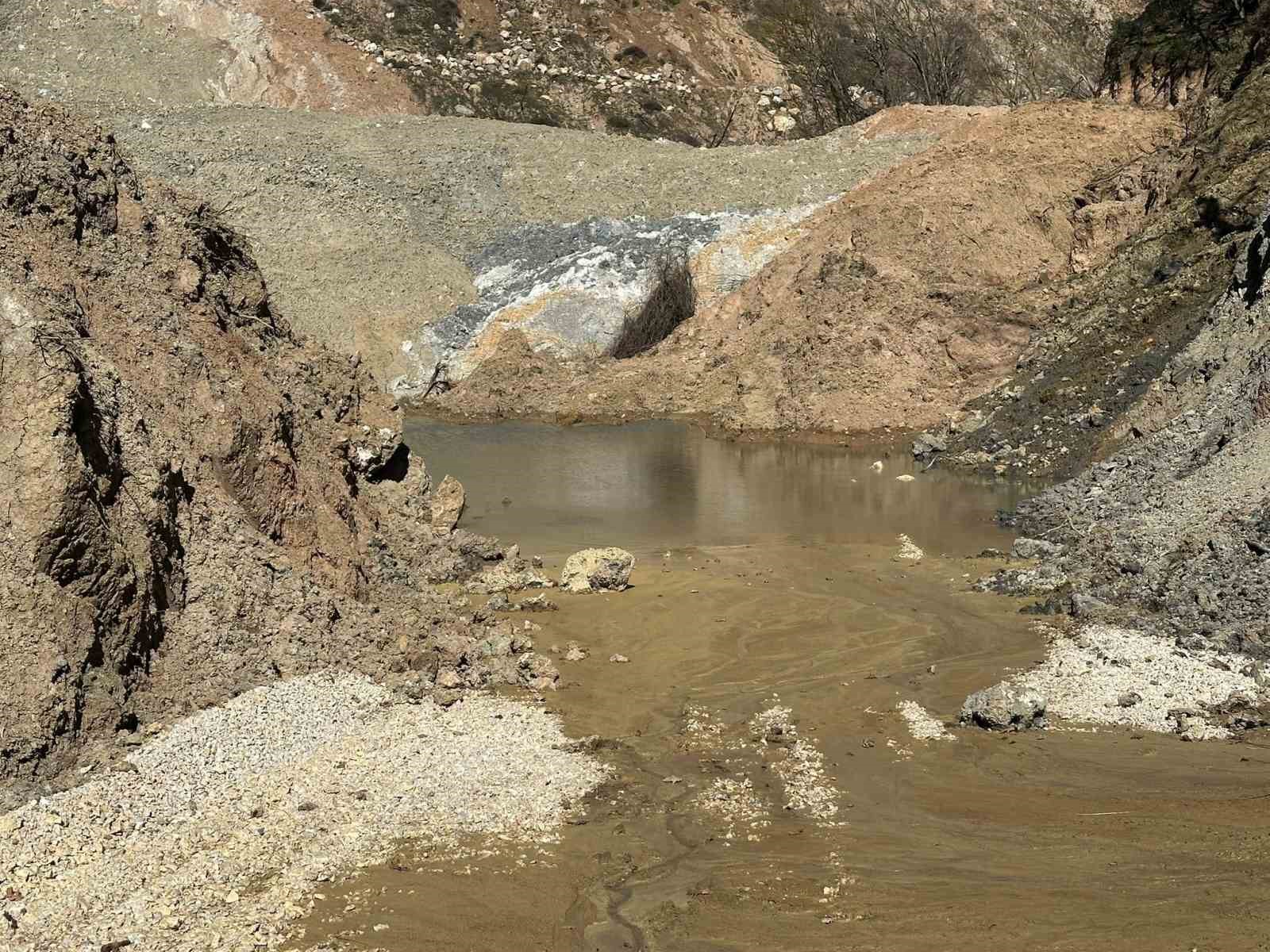 Maden ocağının atıkları suya ve toprağa karışmaya devam ediyor
