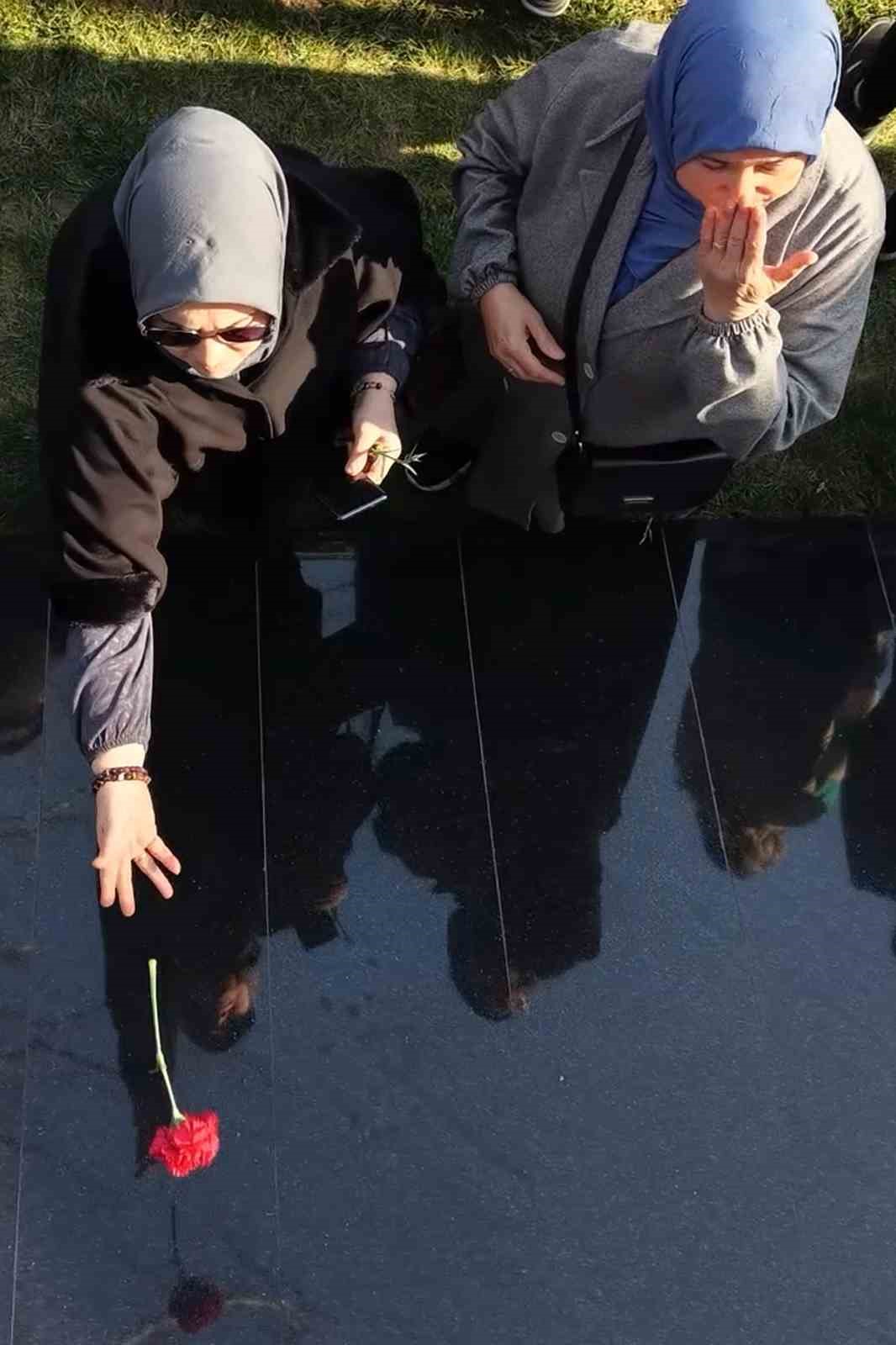 Şehit annelerinin evlat &ouml;zlemi y&uuml;rekleri dağladı: Fotoğraflarına bakıp dua ettiler

