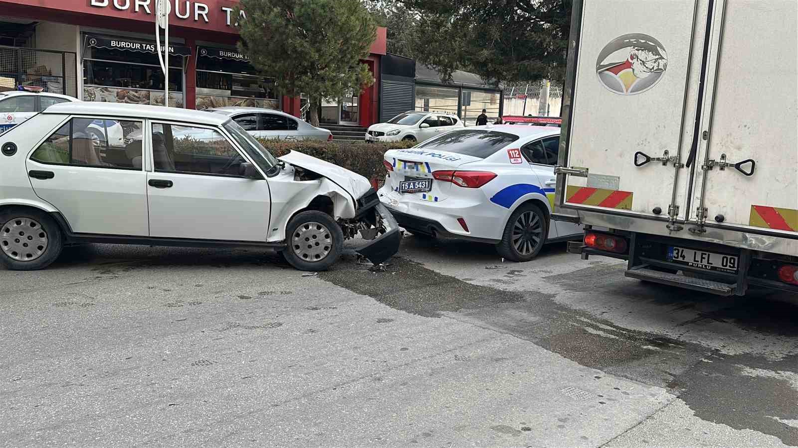 Yayaya yol veren polis aracına Tofaş otomobil arkadan &ccedil;arptı
