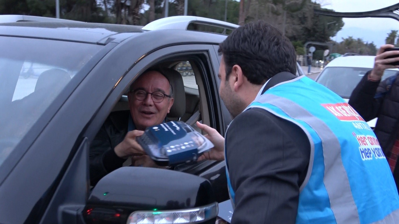 Antalya’da trafikte kalan vatandaşlara "İftara 5 Kala" sürprizi
