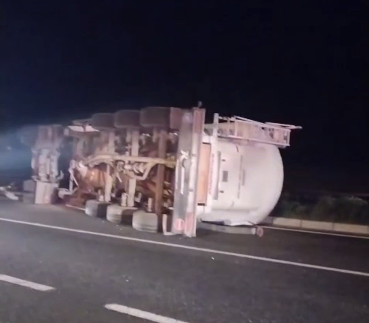 Virajı alamayan çimento tankeri devrildi: 1 yaralı