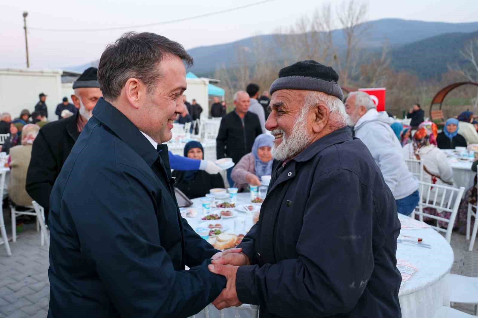 B&uuml;y&uuml;k yangın sonrası yaralarını saran vatandaşlar iftarda bir araya geldi

