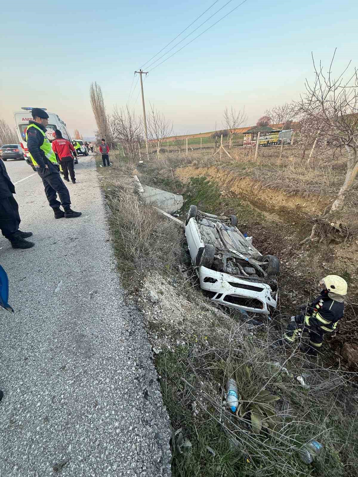 Çorum’da otomobil dereye devrildi: 4 yaralı