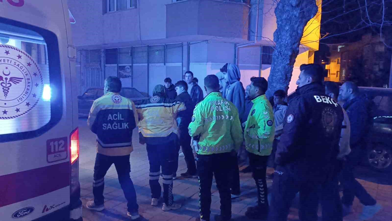 Kontrolden &ccedil;ıkan otomobil direğe &ccedil;arptı: 3 yaralı
