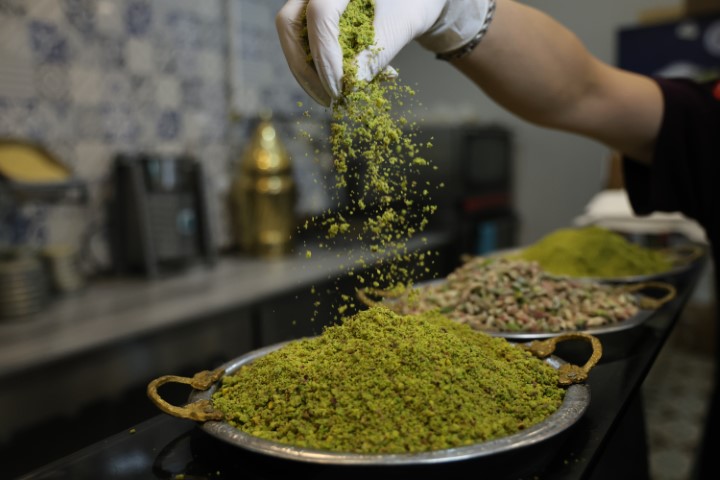 Uzmanından &lsquo;ucuz tatlı&rsquo; uyarısı: Yer fıstığı ve kabak &ccedil;ekirdeğini fıstık diye satıyorlar