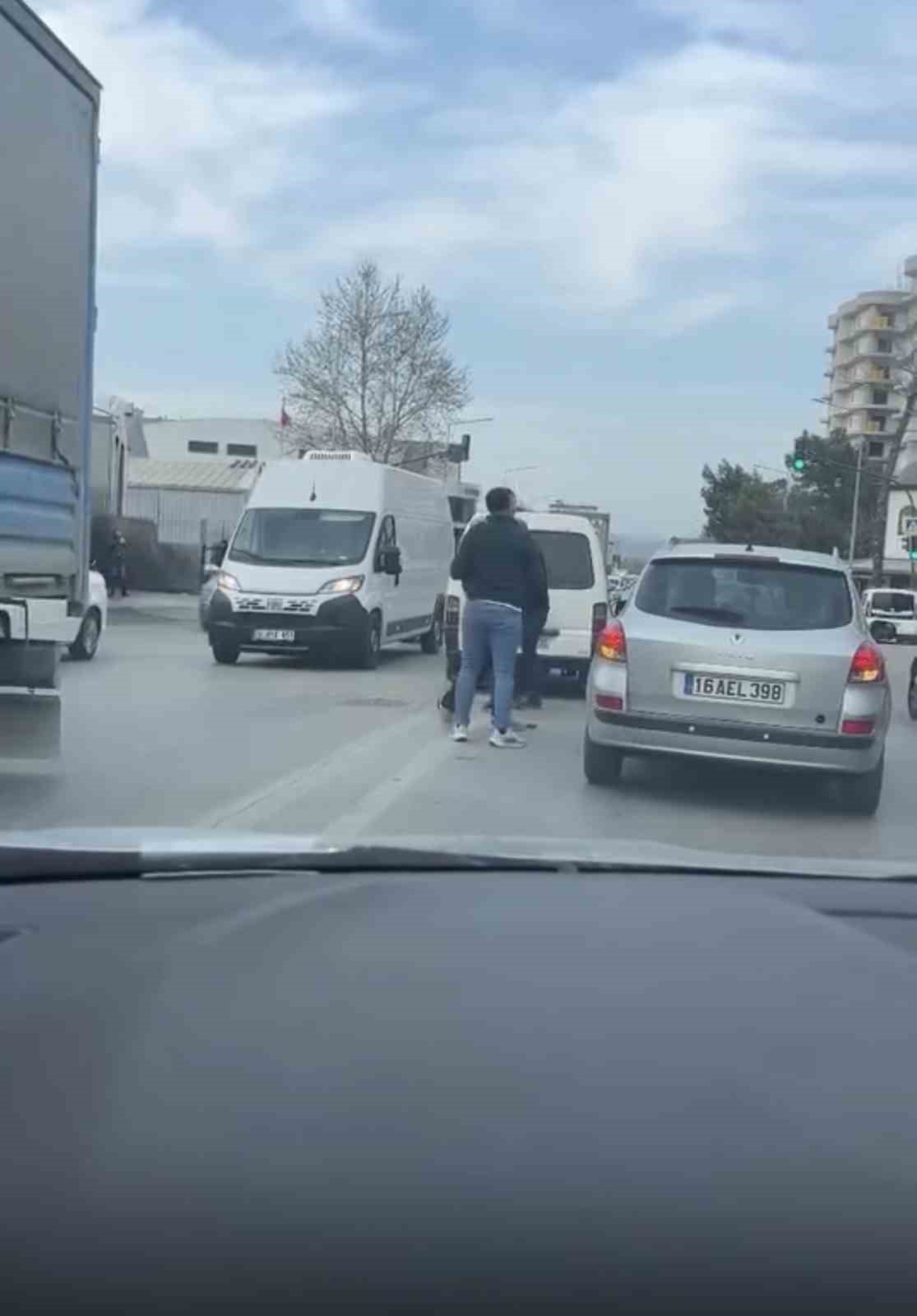 Bursa’da trafikte kavga : Sürücüler birbirine girdi