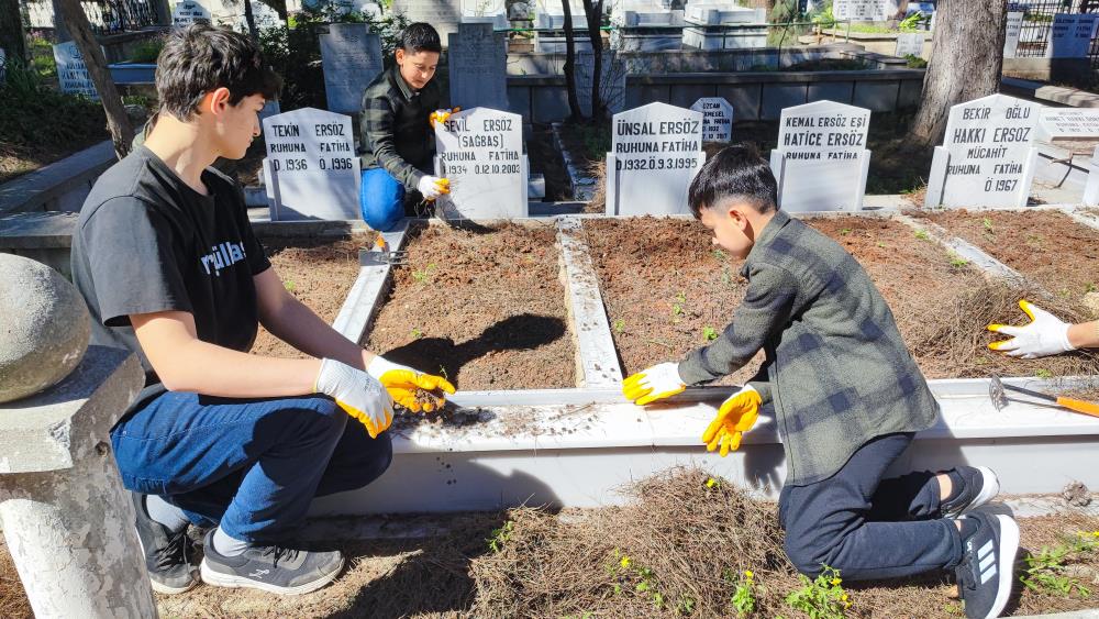 Anneannelerinin &ouml;ğ&uuml;d&uuml;yle başladılar, binlerce mezarı temizlediler