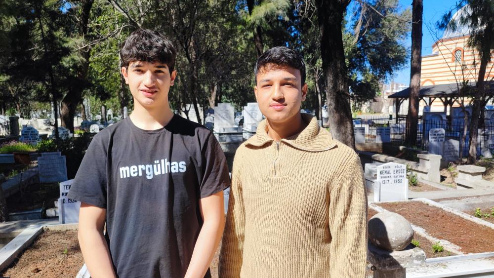 Anneannelerinin &ouml;ğ&uuml;d&uuml;yle başladılar, binlerce mezarı temizlediler