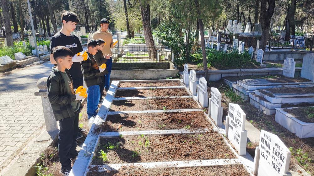 Anneannelerinin &ouml;ğ&uuml;d&uuml;yle başladılar, binlerce mezarı temizlediler