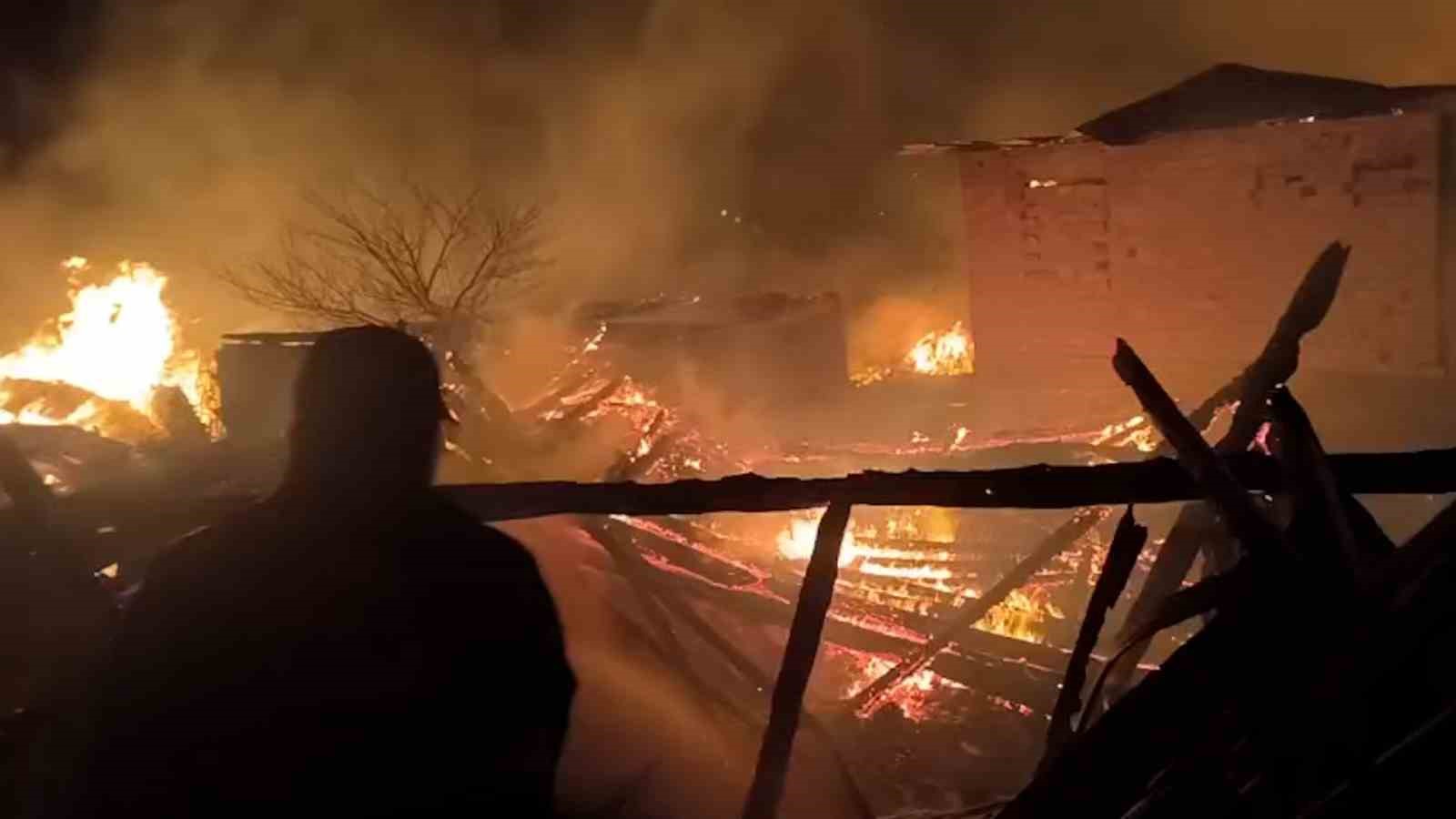 Bolu’da çıkan yangında çok sayıda yapı küle döndü