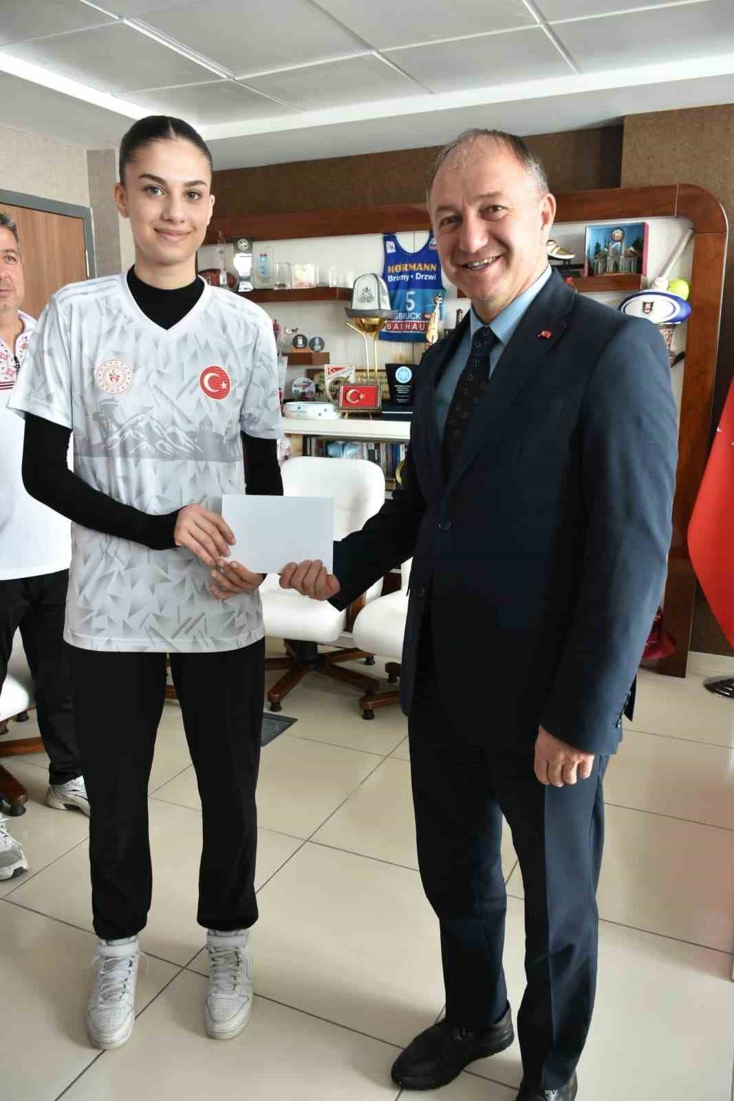 Şampiyon taekwondocular ödüllendirildi