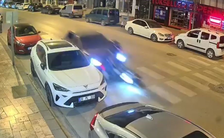 Tartıştığı motosikletliye &ccedil;arpıp yoluna devam etti
