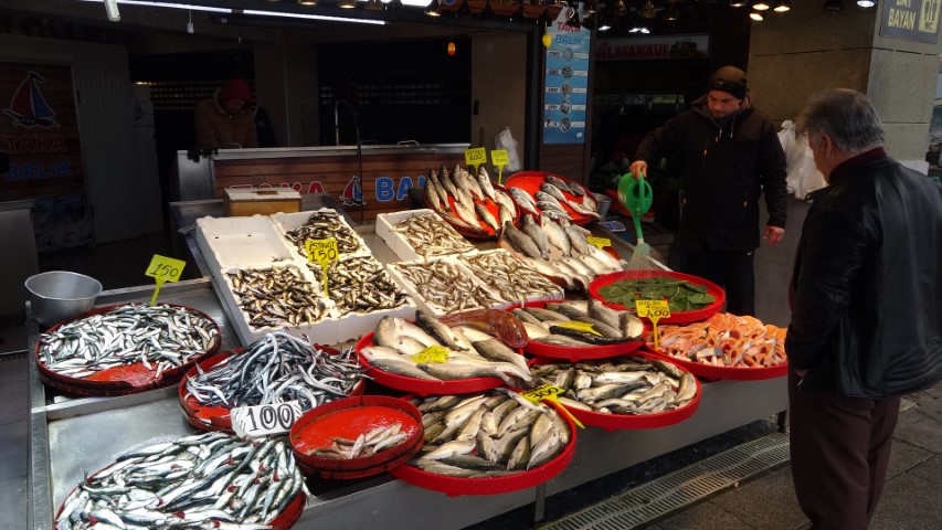 Bayram &ouml;ncesi balık tezgahlarında bolluk
