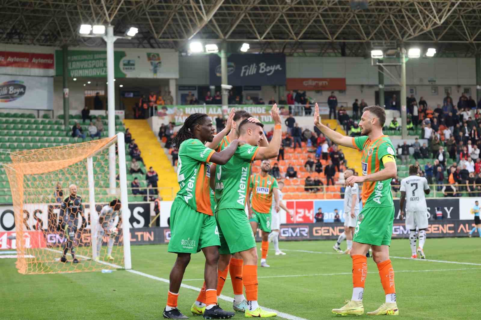 Trendyol S&uuml;per Lig: Corendon Alanyaspor: 2 - Kocaelispor: 0 (İlk yarı)
