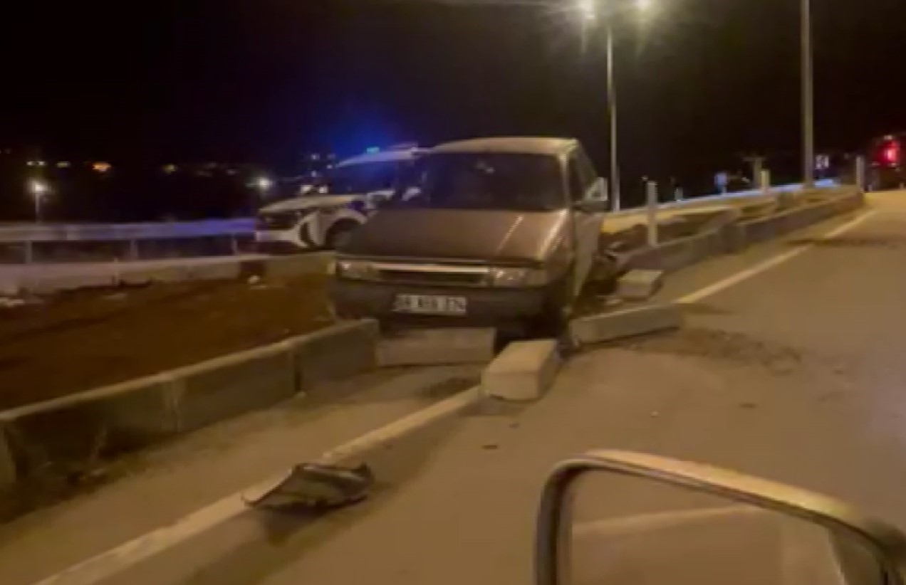 Ehliyetsiz s&uuml;r&uuml;c&uuml;, muayenesiz ve sigortasız ara&ccedil;la kaza yaptı: 80 bin lira ceza kesildi
