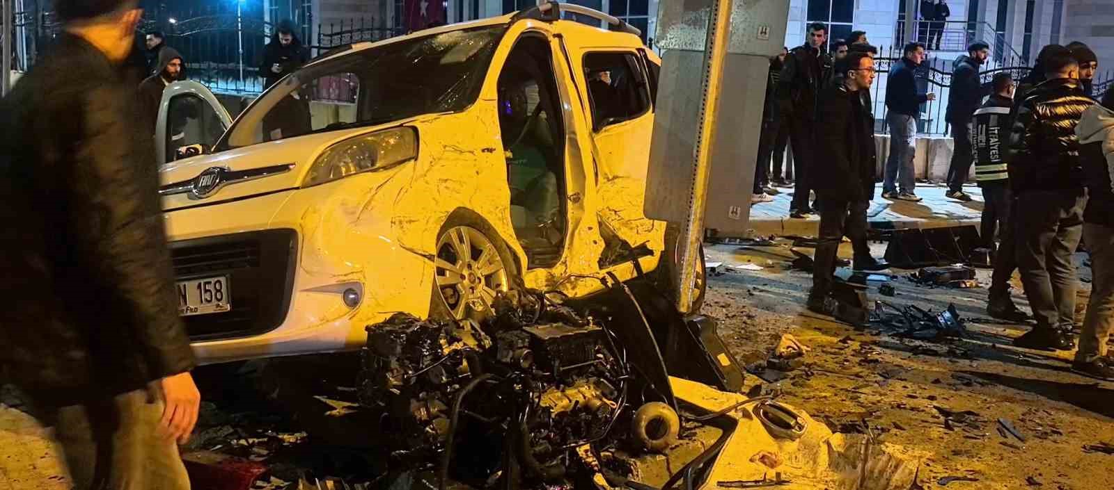 Erzurum&rsquo;da feci kaza: Kavşak adeta savaş alanına d&ouml;nd&uuml;
