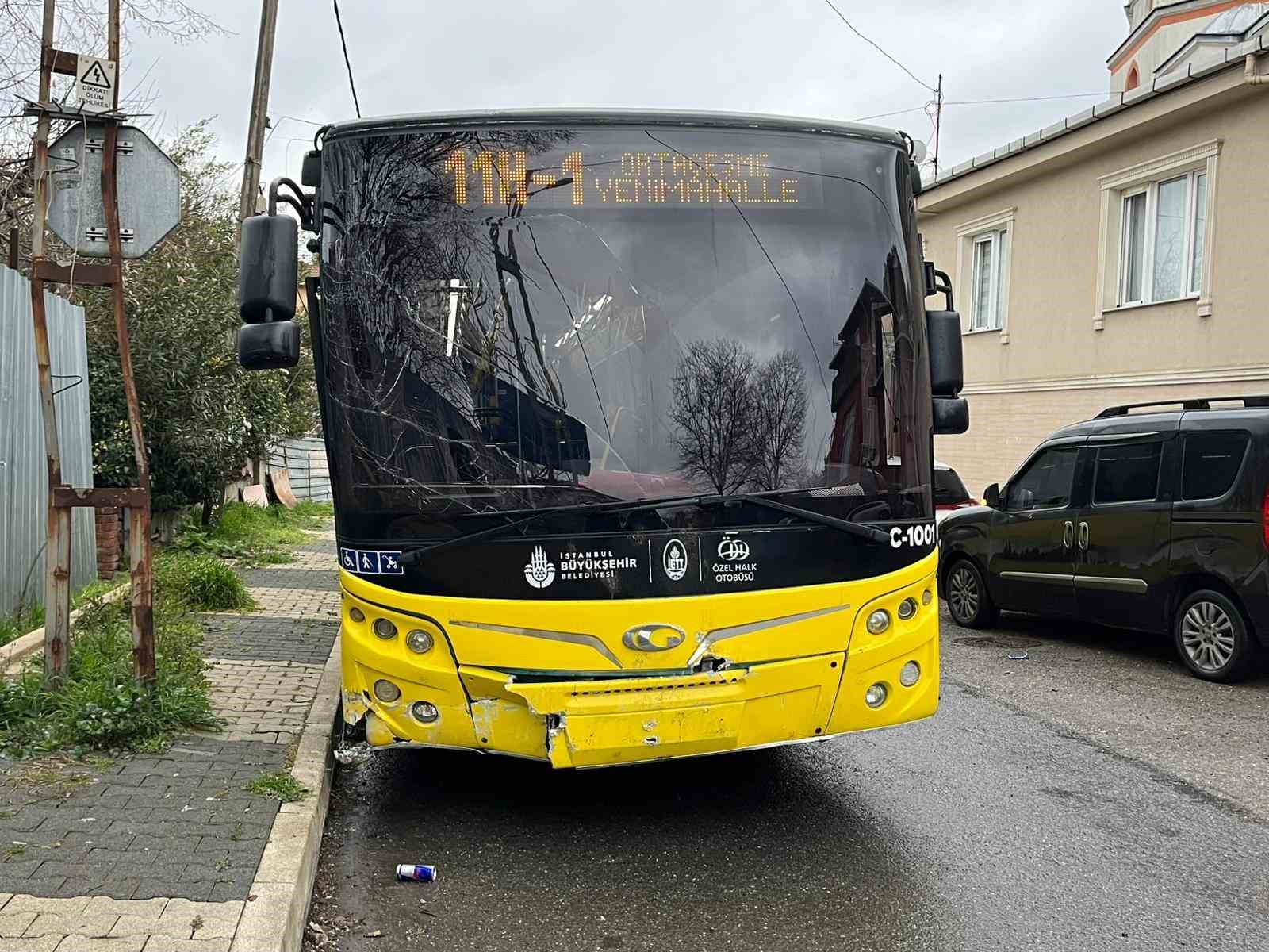 Beykoz&rsquo;da İETT otob&uuml;s&uuml; kaldırıma &ccedil;arptı: 4 yaralı
