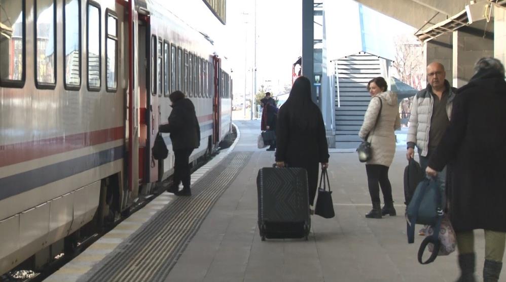 Kars&rsquo;ta Doğu Ekspresi&rsquo;ne yoğun ilgi: Vatandaşlar bayram tatili i&ccedil;in masalsı yolculuğu tercih ediyor