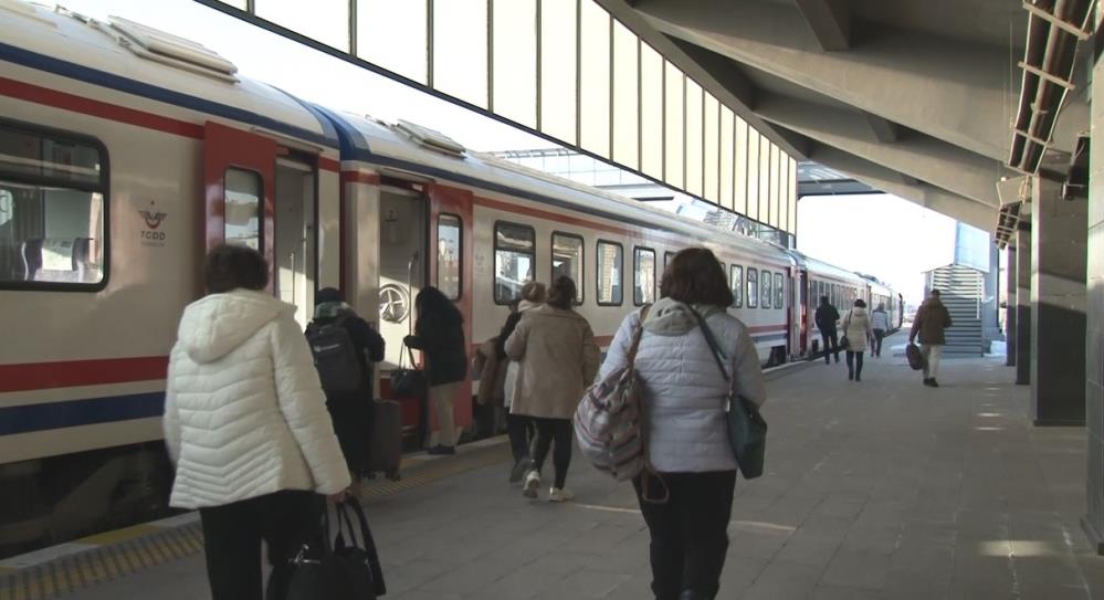 Kars&rsquo;ta Doğu Ekspresi&rsquo;ne yoğun ilgi: Vatandaşlar bayram tatili i&ccedil;in masalsı yolculuğu tercih ediyor