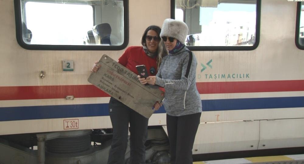 Kars&rsquo;ta Doğu Ekspresi&rsquo;ne yoğun ilgi: Vatandaşlar bayram tatili i&ccedil;in masalsı yolculuğu tercih ediyor